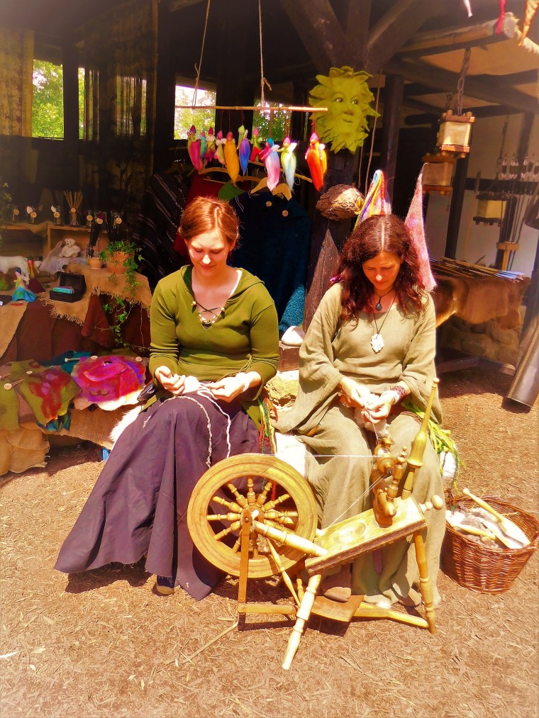Mittelaltermarkt historische Frauen Spinnrad