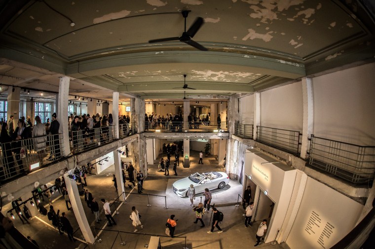 Atmo, bersicht Mercedes-Benz Fashion Week Berlin Autumn/Winter 2017 Hien_Le Fashion Show im Kaufhaus Jandorf in Berlin am 17.01.2017 Foto: Nass / Brauer Photos fuer Mercedes-Benz